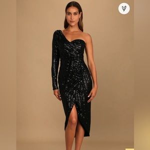Dazzling sequin one-sleeved dress to dance the night away.